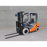 Дизельный погрузчик  TOYOTA 02-8 FD25.