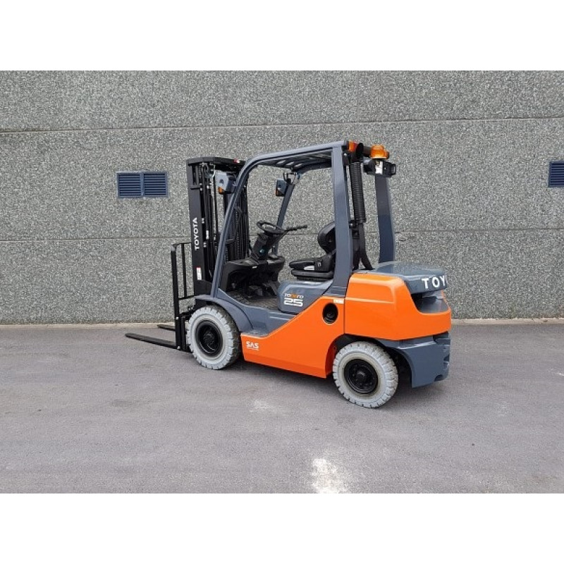 Дизельний навантажувач TOYOTA 02-8 FD25.