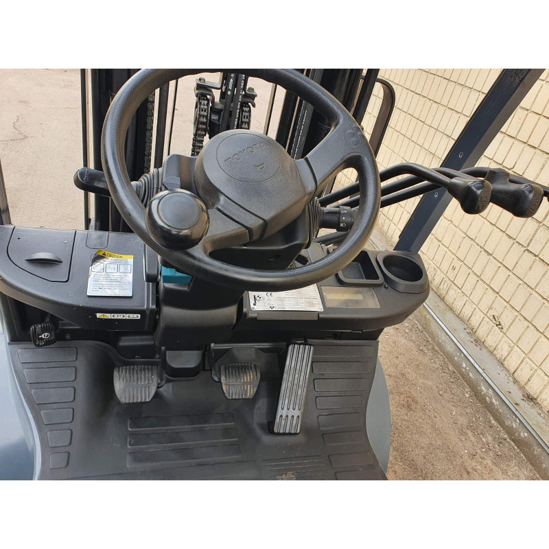 Газовый погрузчик TOYOTA 02-8FGF15