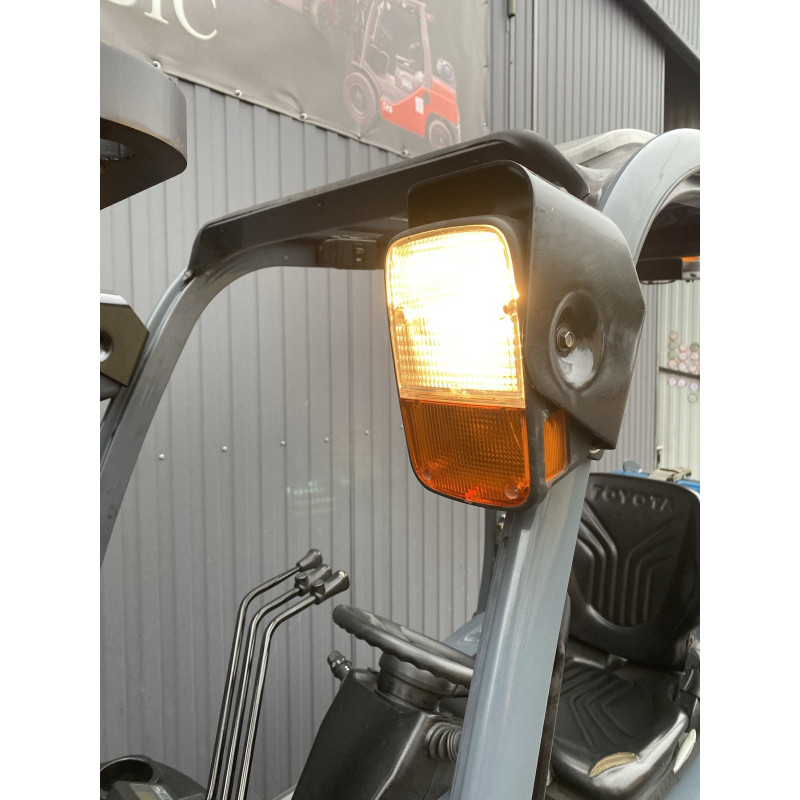 Газовый погрузчик TOYOTA 02-8 FGF18