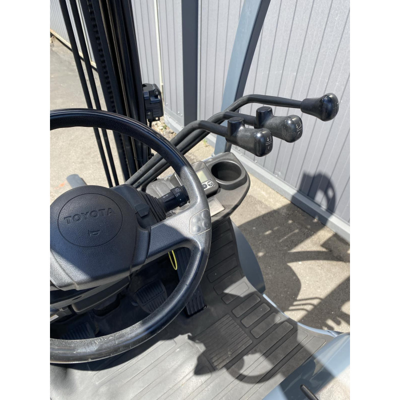 Погрузчик газ-бензиновый TOYOTA 32-8FG18