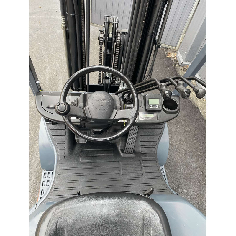Погрузчик газ-бензиновый TOYOTA 32-8FG18