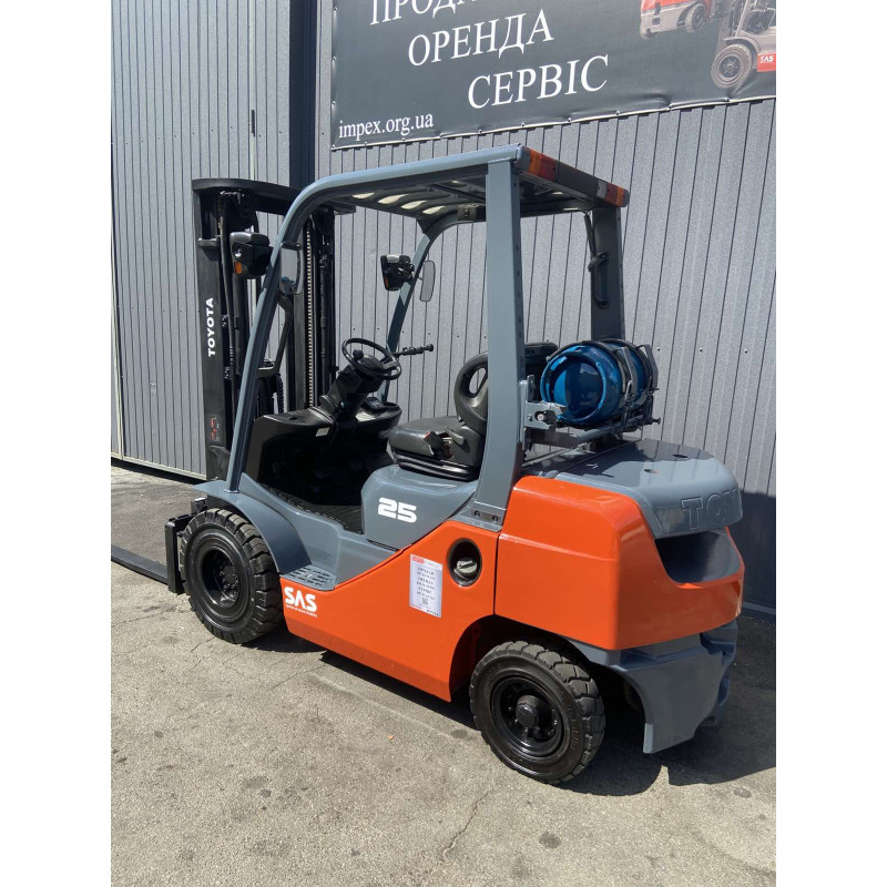 Погрузчик газ-бензиновый TOYOTA 32-8FG25