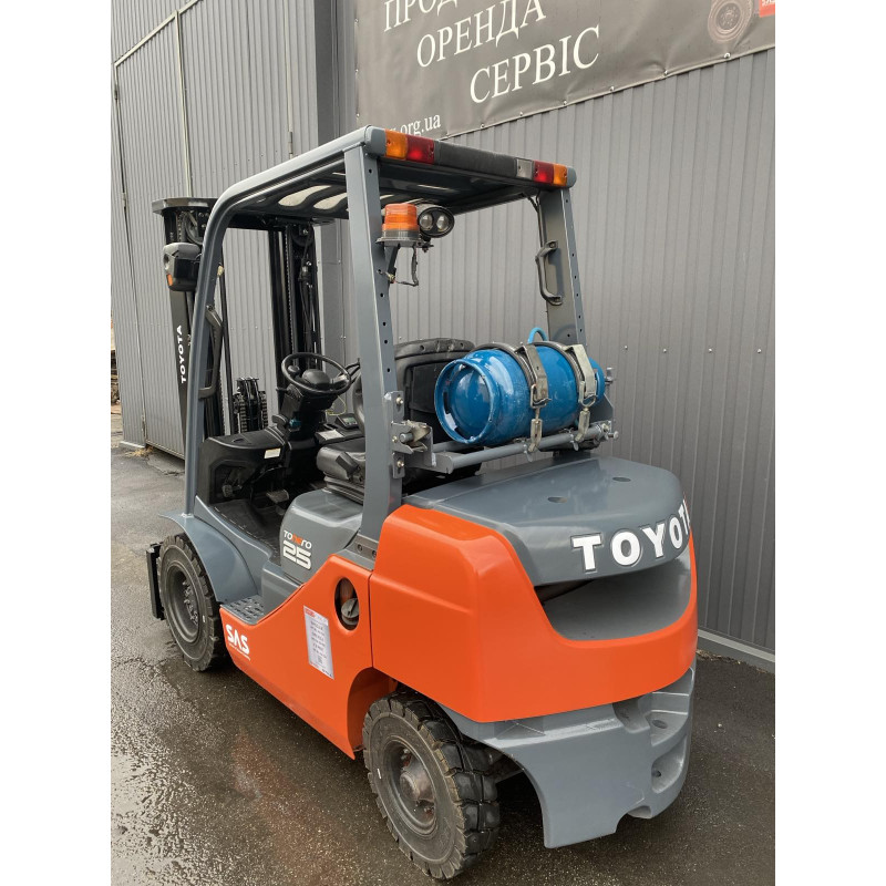 Навантажувач газ-бензиновий TOYOTA 32-8FG25
