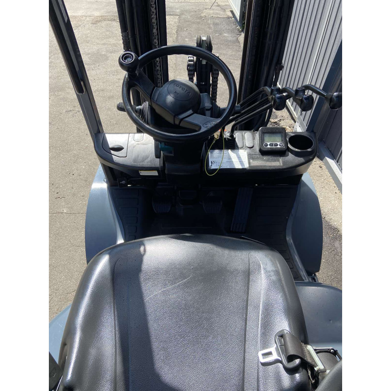 Погрузчик газ-бензиновый TOYOTA 32-8FG25