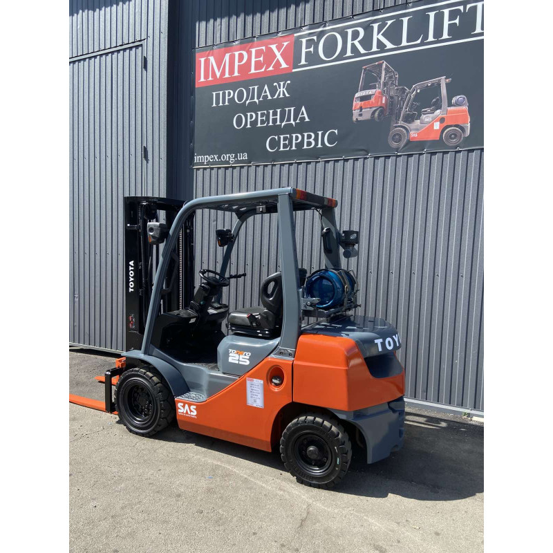 Погрузчик газ-бензиновый TOYOTA 32-8FG25