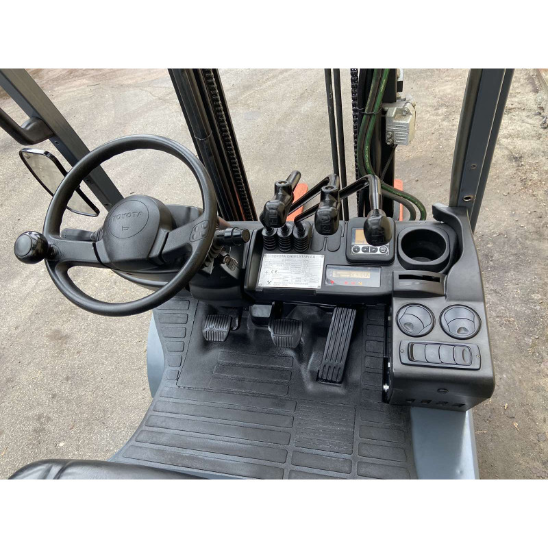 Дизельний навантажувач TOYOTA 02-8FDF15