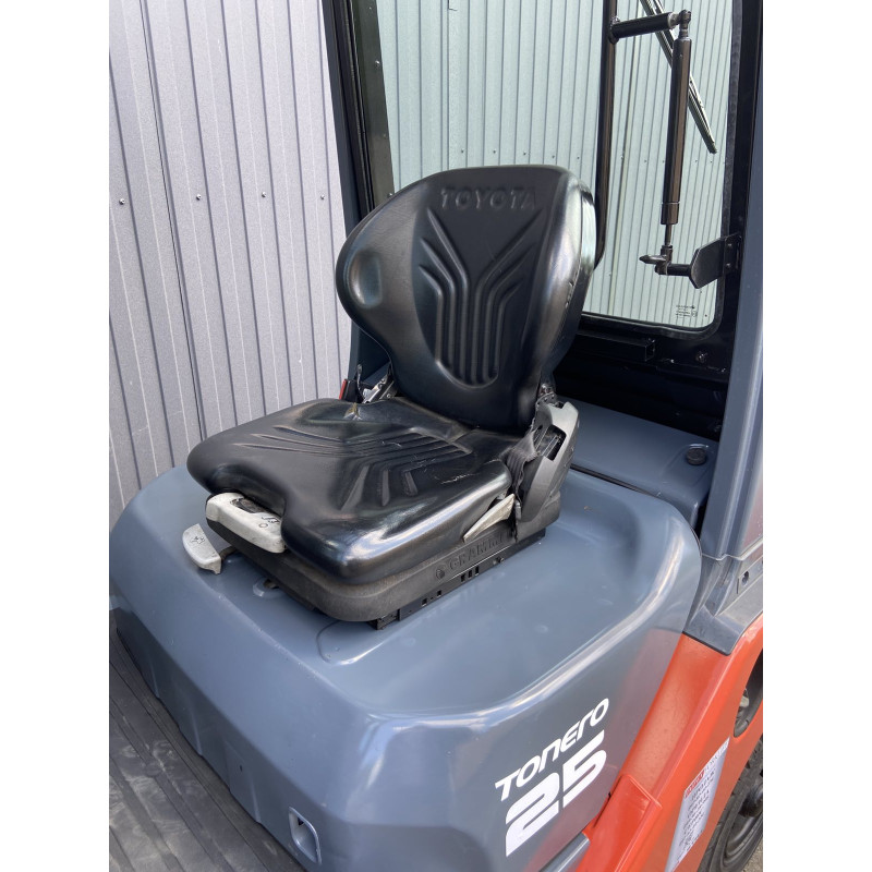 Дизельний навантажувач TOYOTA 02-8FDF25