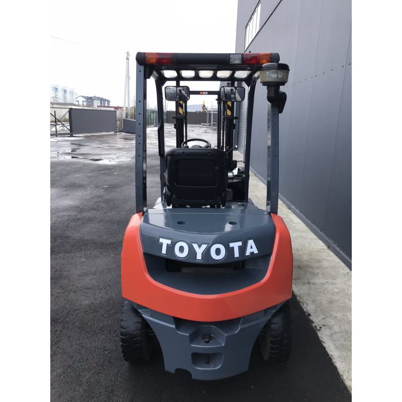Дизельный погрузчик TOYOTA 02-8FD20