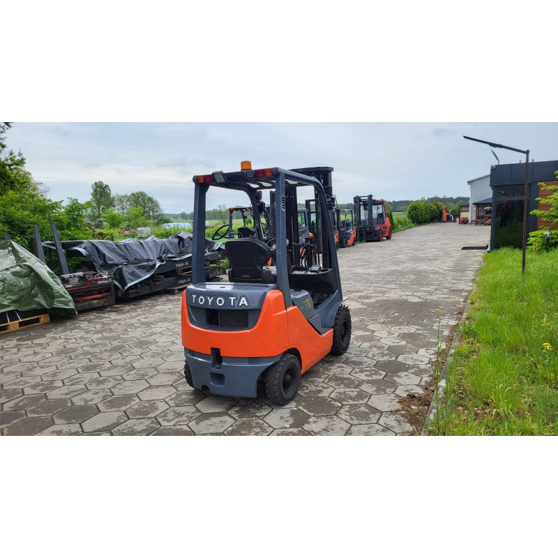 Дизельный погрузчик TOYOTA 02-8FDF15