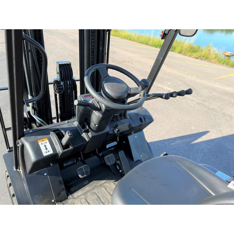 Новый дизельный погрузчик EP CPCD30T8