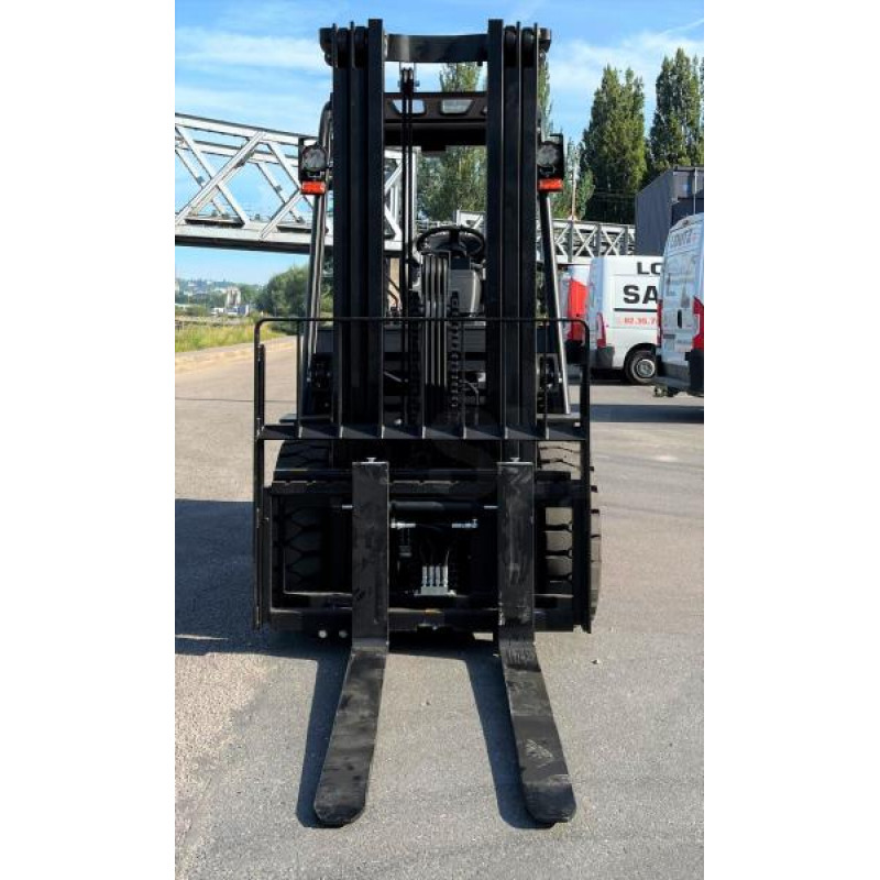 Новый дизельный погрузчик EP CPCD30T8