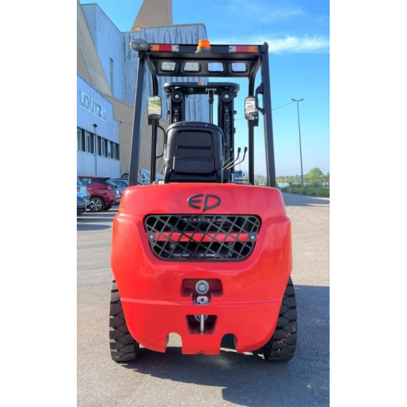 Новый дизельный погрузчик EP CPCD30T8