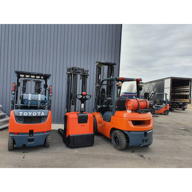 Газо-бензиновый погрузчик TOYOTA 02-8 FG15.