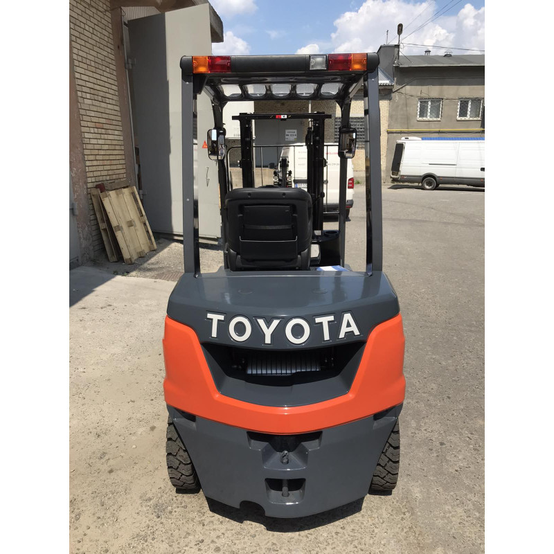 Дизельный погрузчик TOYOTA 02-8 FDF 25.