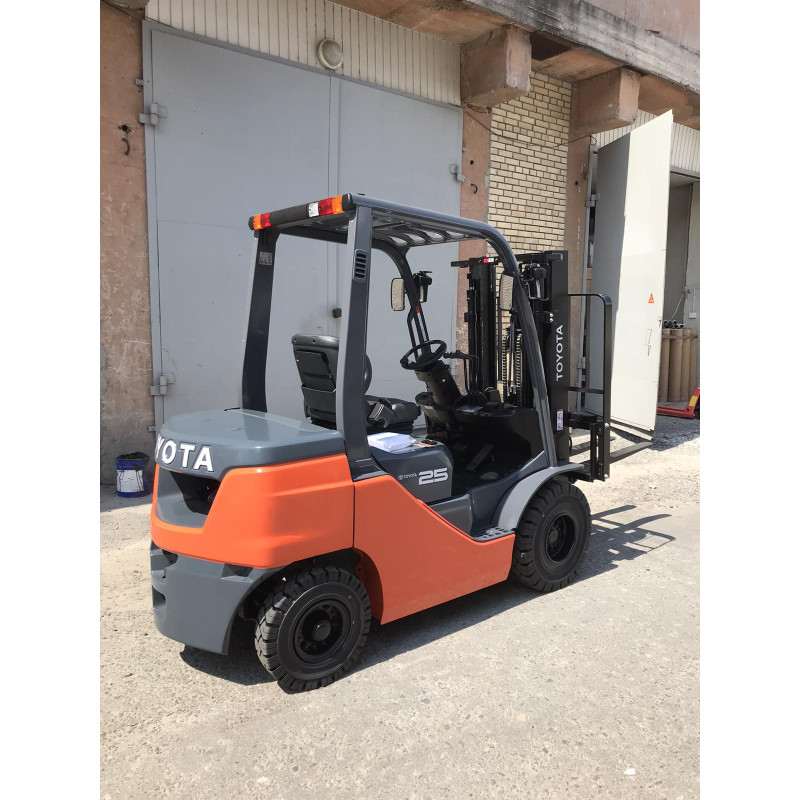 Дизельный погрузчик TOYOTA 02-8 FDF 25.