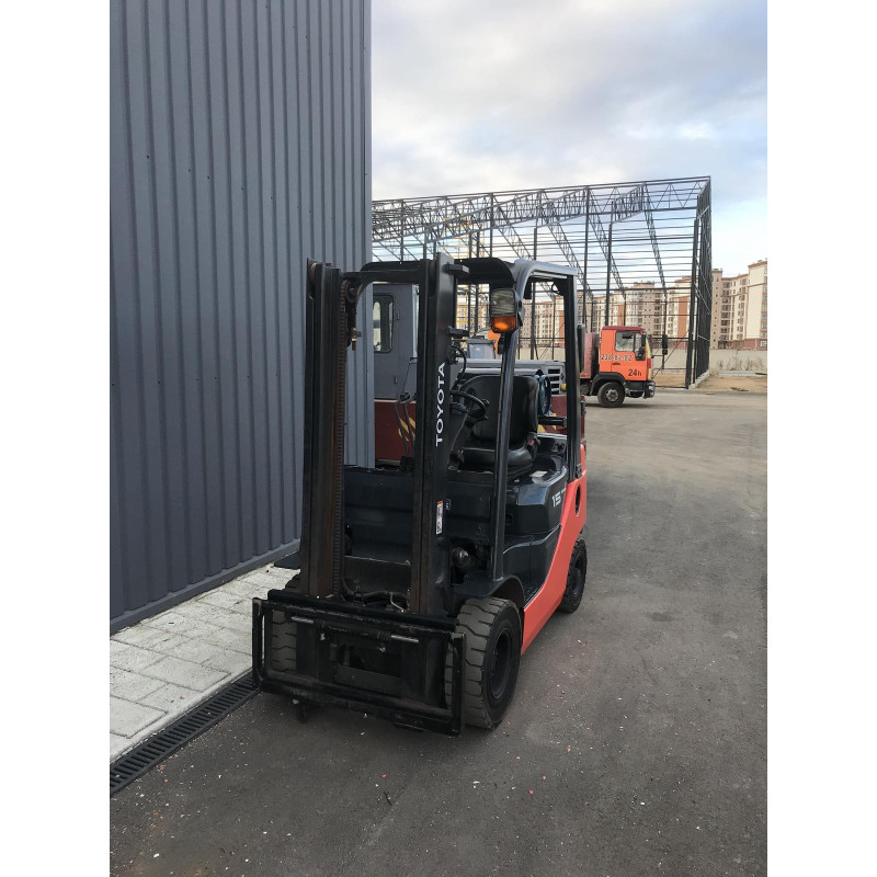 Газ-бензиновый погрузчик TOYOTA 02-8FG15.