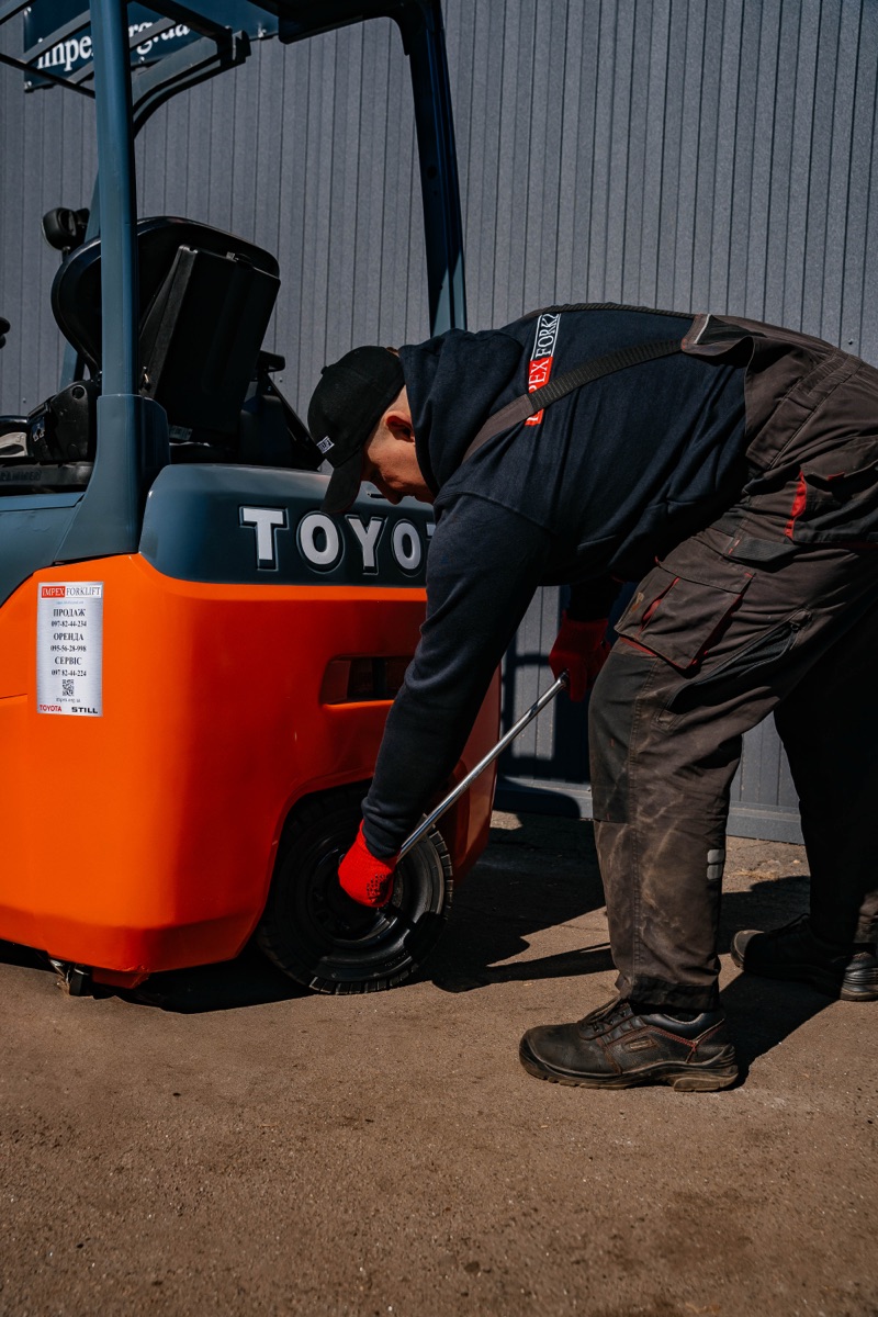 Технік IMPEX перевіряє колесо вживаного навантажувача Toyota