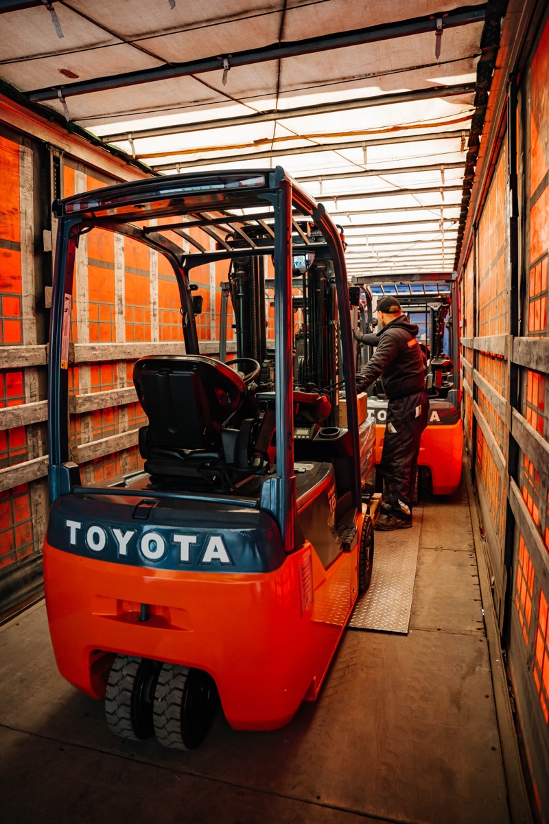 Выгрузка б/у погрузчика Toyota из фуры — прямой импорт Импекс из Европы