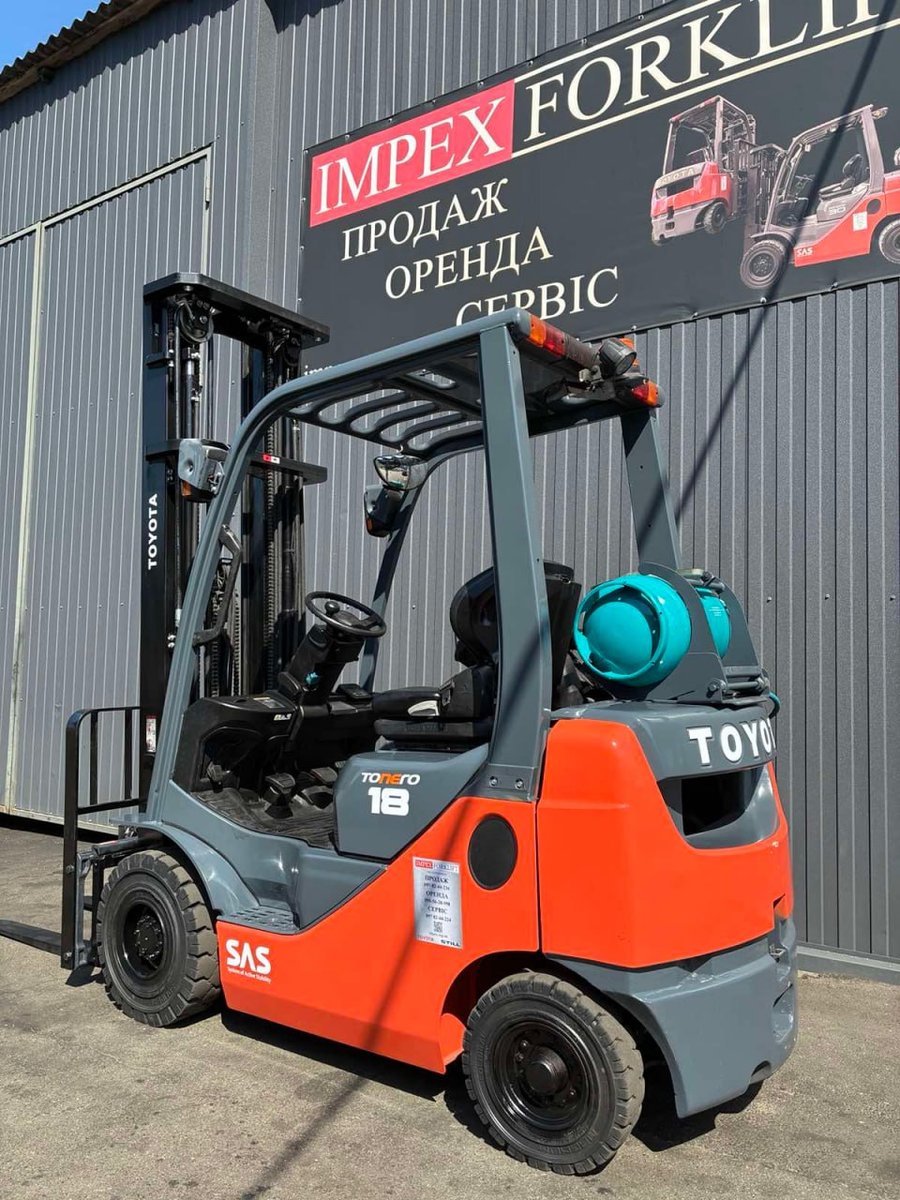 Газовый баллон и задняя часть погрузчика Toyota 02-8FGF18