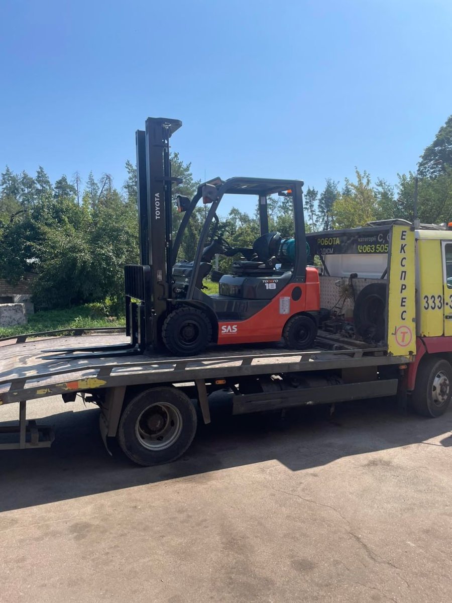 Погрузчик Toyota 02-8FGF18 на эвакуаторе — отгрузка клиенту