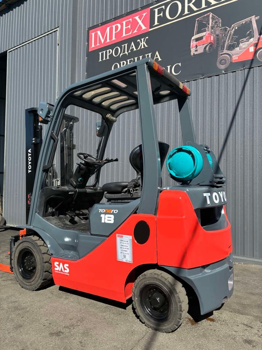 Газовий балон і задня частина навантажувача Toyota 02-8FGF18