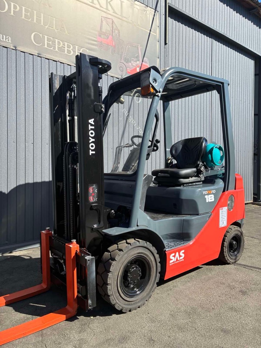 Газовий навантажувач Toyota 02-8FGF18 — вид спереду, щогла 3000 мм