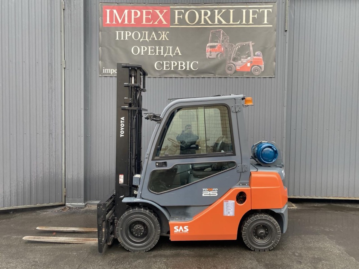 Газовый погрузчик Toyota 02-8FGF25 2017 года перед отгрузкой со склада IMPEX в Киеве