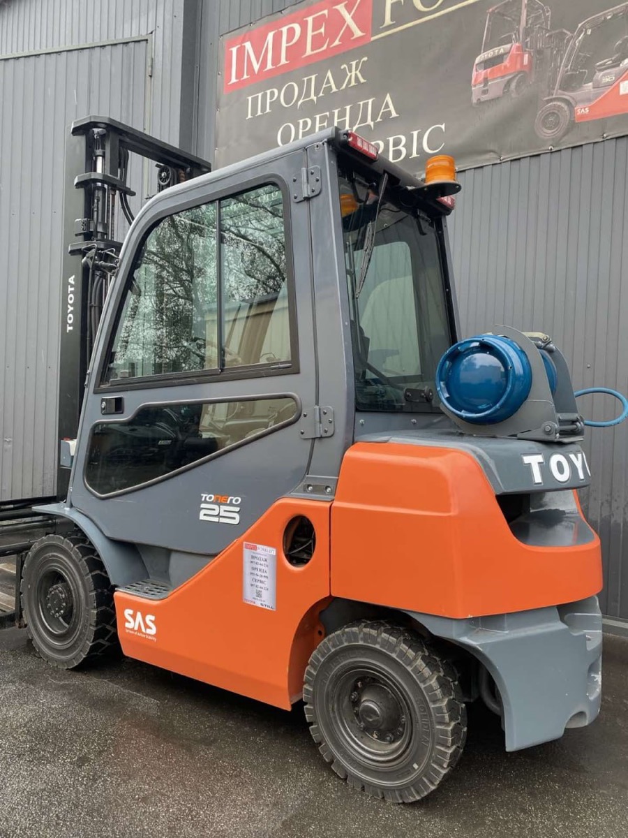 Закрытая кабина с маячком и газовый баллон погрузчика Toyota 02-8FGF25
