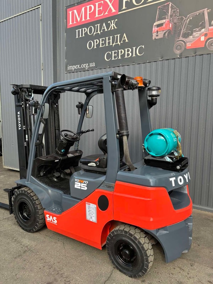 Газовый баллон и задняя часть погрузчика Toyota 02-8FGF25