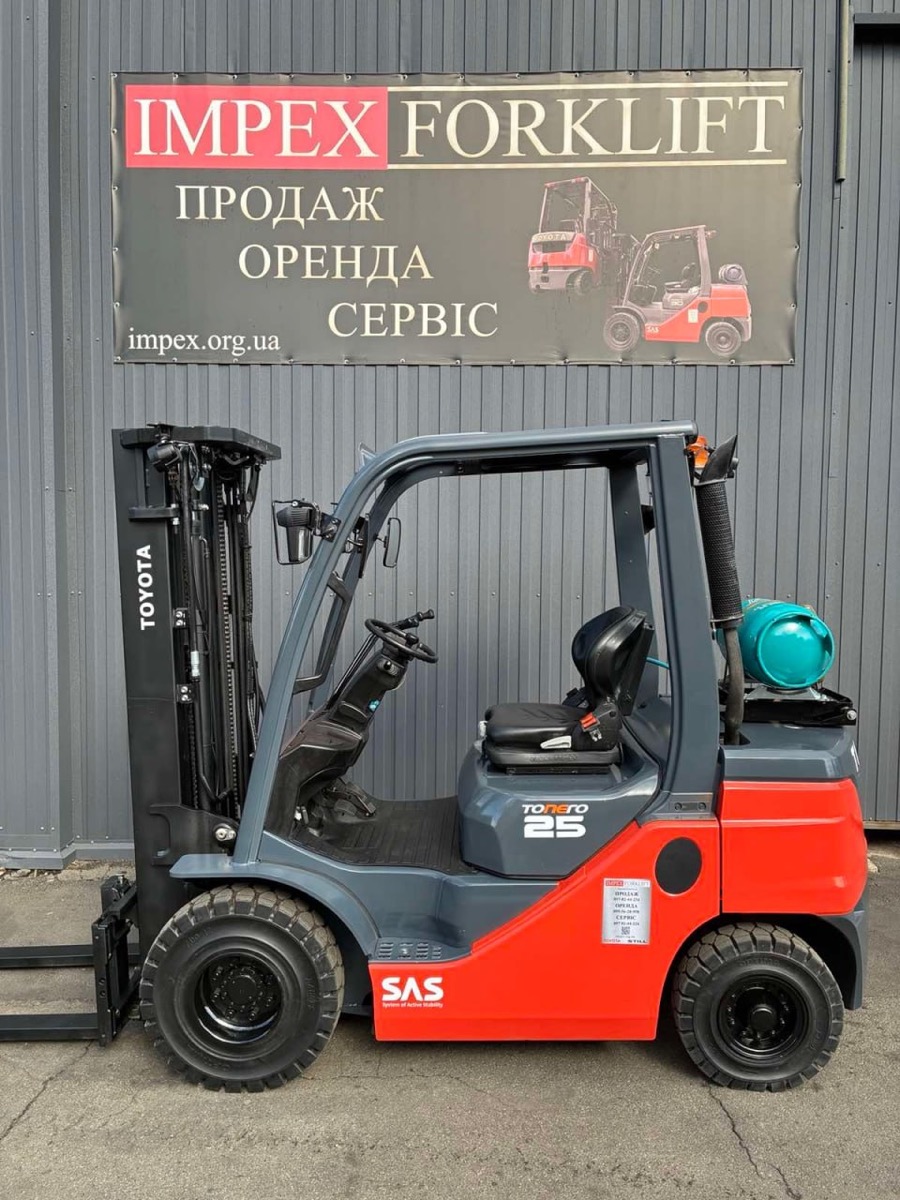 Газовый погрузчик Toyota 02-8FGF25 2023 года перед отгрузкой со склада IMPEX в Киеве