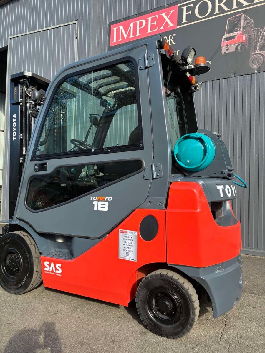Газовый баллон и задняя часть погрузчика Toyota 02-8FGF18
