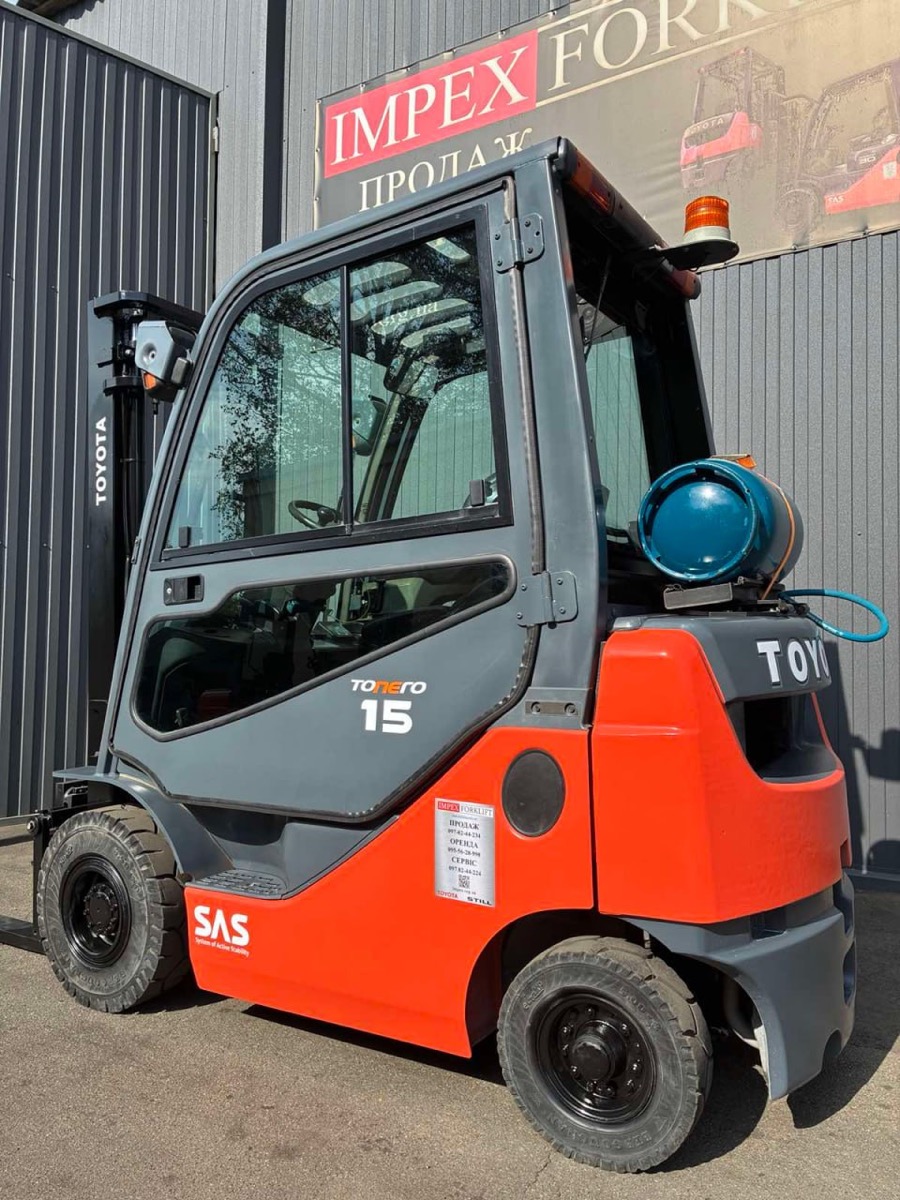Закрита кабіна й газовий балон навантажувача Toyota 02-8FGF15