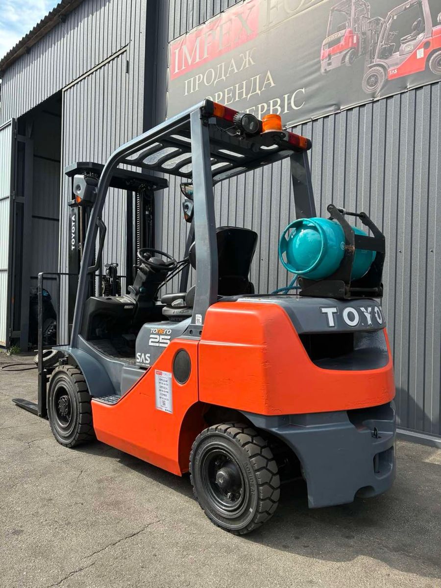 Газовый баллон и задняя часть погрузчика Toyota 02-8FGF25