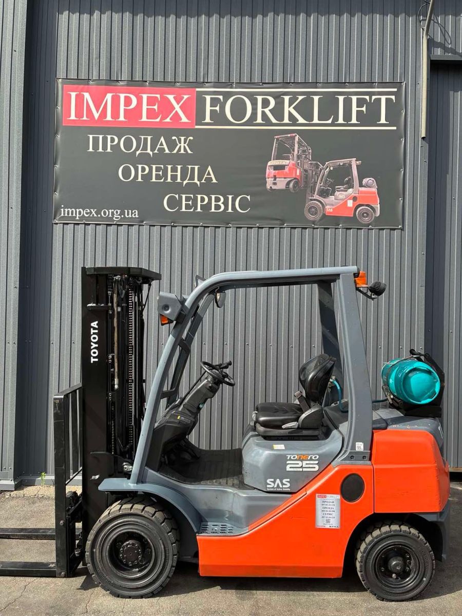 Газовый погрузчик Toyota 02-8FGF25 2014 года перед отгрузкой со склада IMPEX в Киеве
