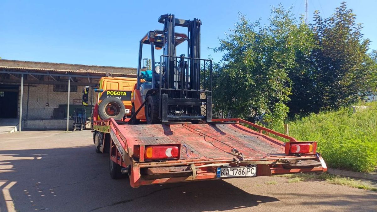 Погрузчик Toyota 02-8FGF25 на эвакуаторе — отгрузка клиенту