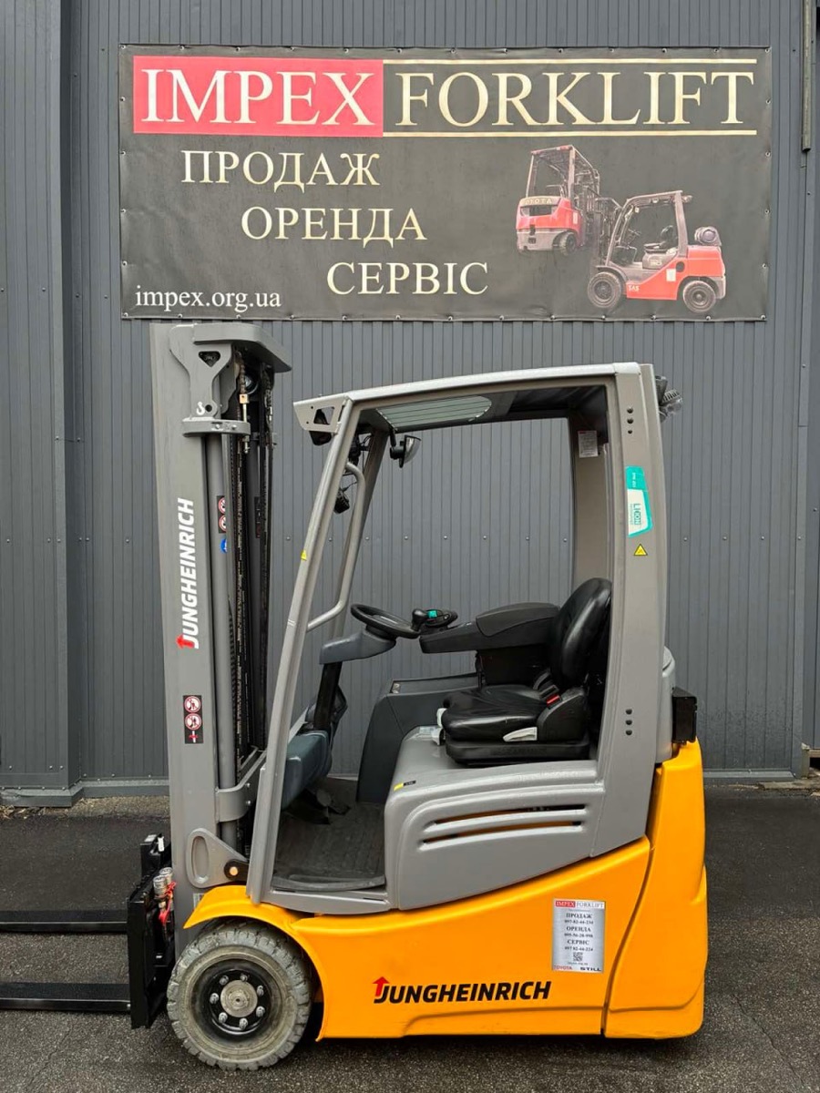 Электрический погрузчик JUNGHEINRICH EFG215 2019 года перед отгрузкой со склада IMPEX в Киеве