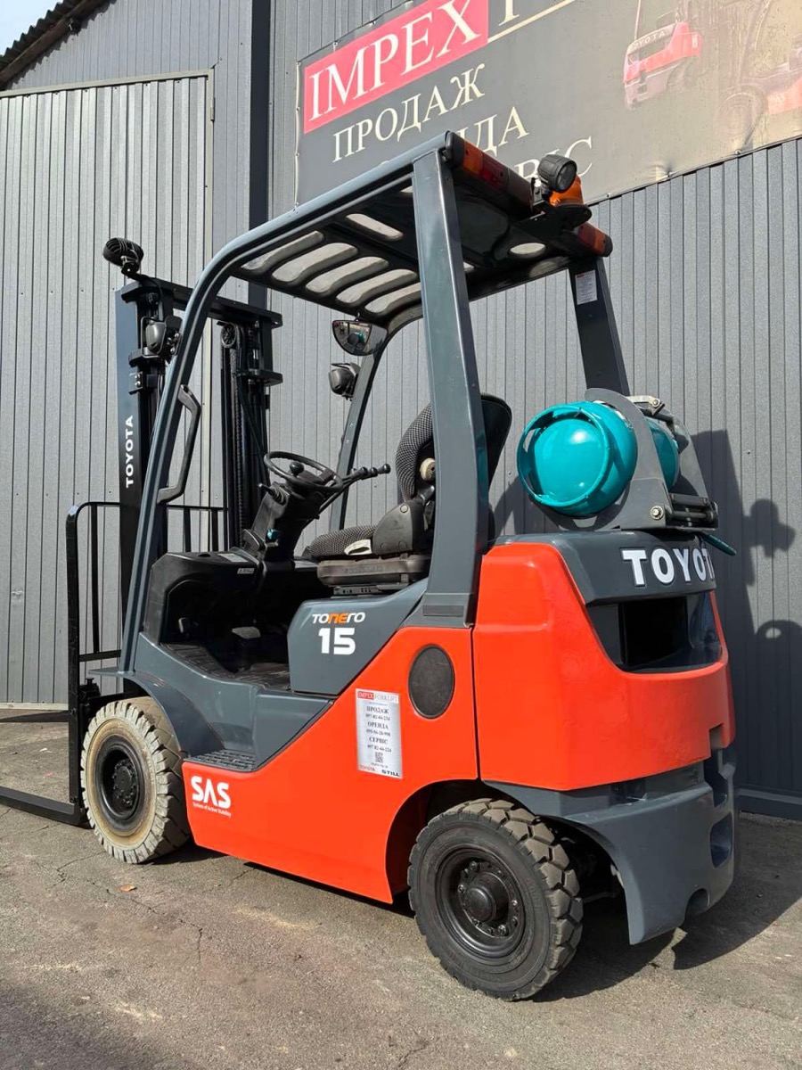 Газовый баллон и задняя часть погрузчика Toyota 02-8FGF15