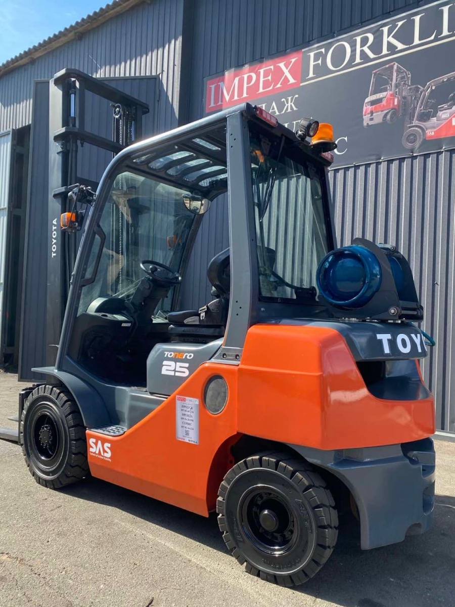 Газовый баллон и задняя часть погрузчика Toyota 02-8FGF25
