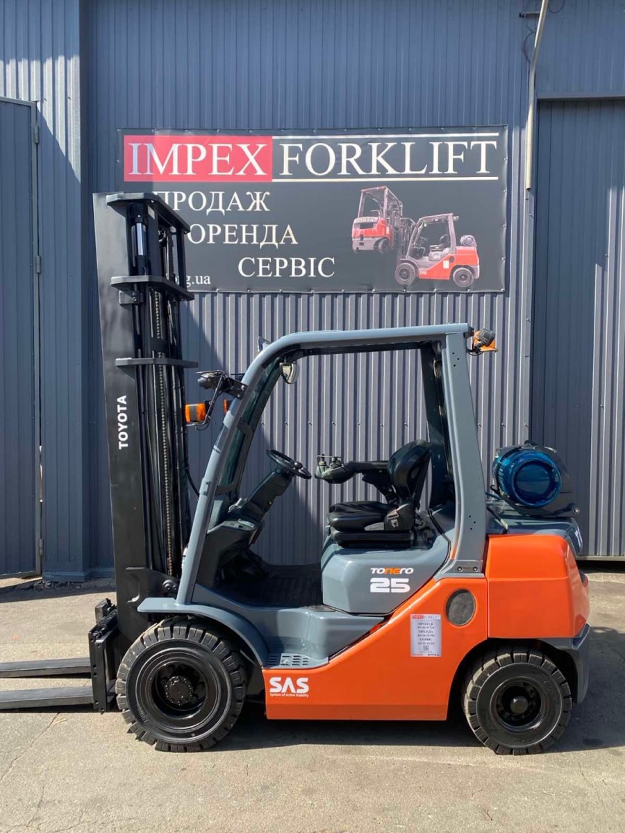 Газовый погрузчик Toyota 02-8FGF25 2019 года перед отгрузкой со склада IMPEX в Киеве