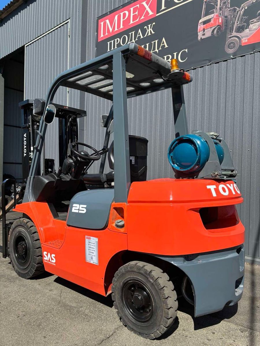 Газовый баллон и задняя часть погрузчика Toyota 42-7FGF25