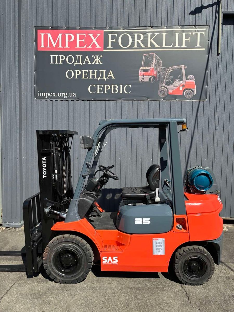 Газ-бензиновый погрузчик Toyota 42-7FGF25 2007 года перед отгрузкой со склада IMPEX в Киеве
