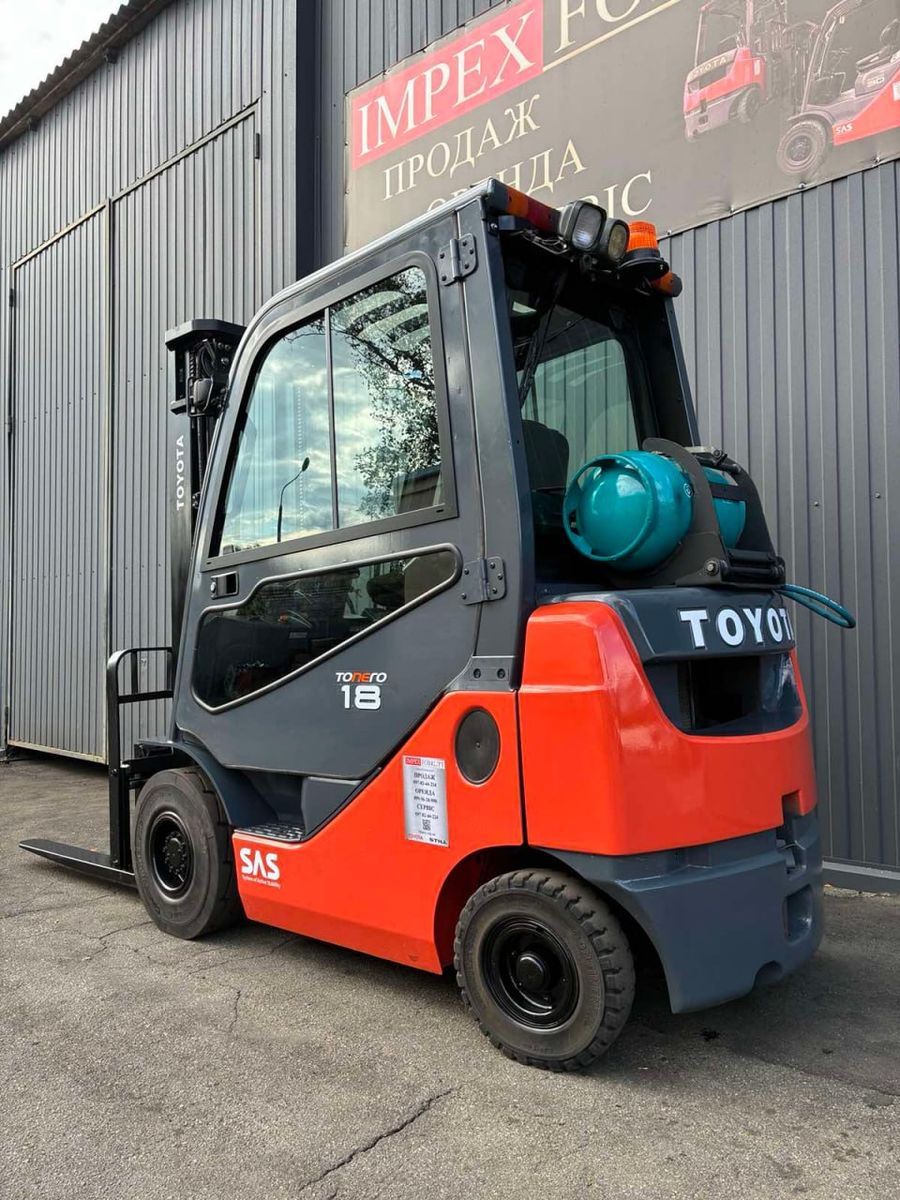 Газовый баллон и задняя часть погрузчика Toyota 02-8FGF18