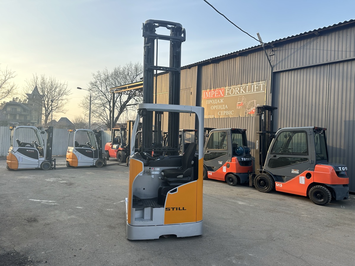 Подержанный ричтрак STILL перед складом IMPEX Forklift