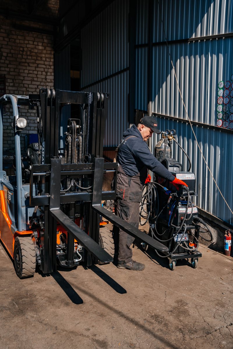 Ремонт навантажувача у сервісному цеху IMPEX Forklift