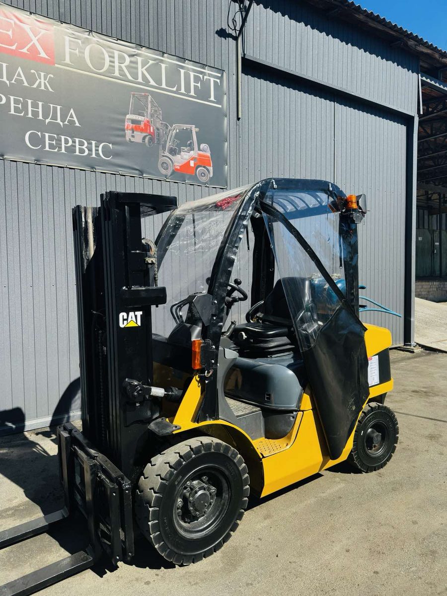 Погрузчик Caterpillar с защитным тентом на площадке IMPEX Forklift