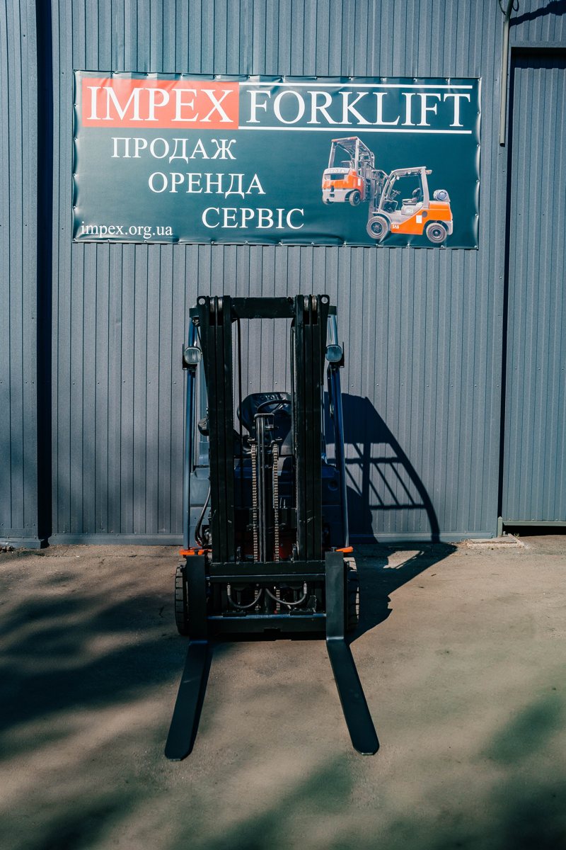 Вилочный погрузчик анфас на площадке IMPEX Forklift