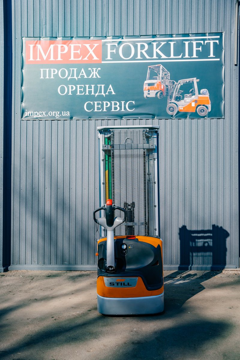 Вживаний електроштабелер анфас, двосекційна щогла