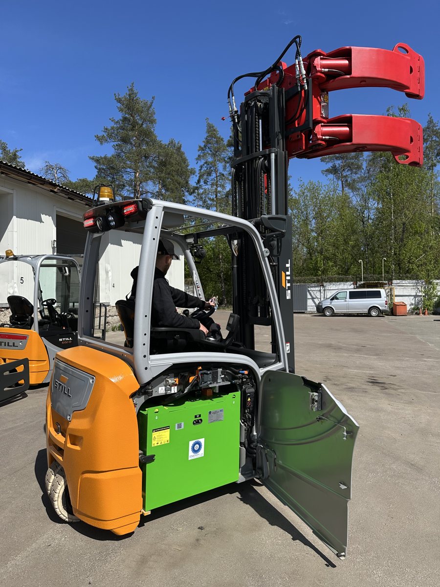 Річтрак із навісним захватом на майданчику IMPEX Forklift