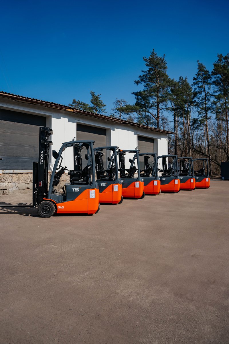 Ряд электропогрузчиков на площадке IMPEX Forklift в Киеве